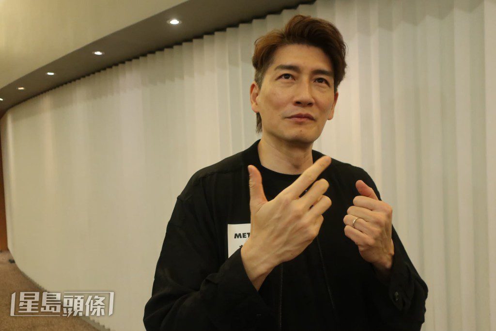 袁文傑接受訪問時，透露自己已改簽「一年一騷」的合約。