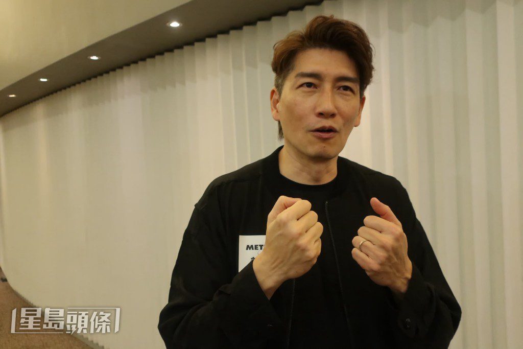 他表示近期與陶大宇、黎耀祥、吳啟華等人合作直播帶貨，一開播便連續講數小時，幸有直播經驗應付。