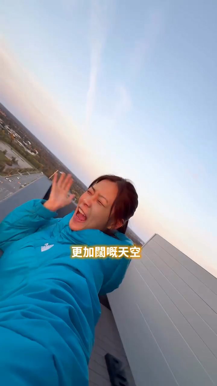 樂珈嘉曾為了生計，在譚仔雲南米線擔任侍應。