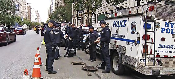 紐約市近月接連發生有人從地下水道渠蓋爬出。 CBS紐約截圖