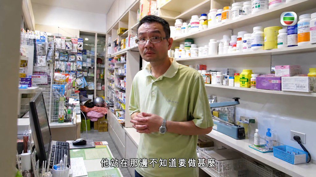 蔡伯羌時常呆站在原地，不知道下一步該做什麼。