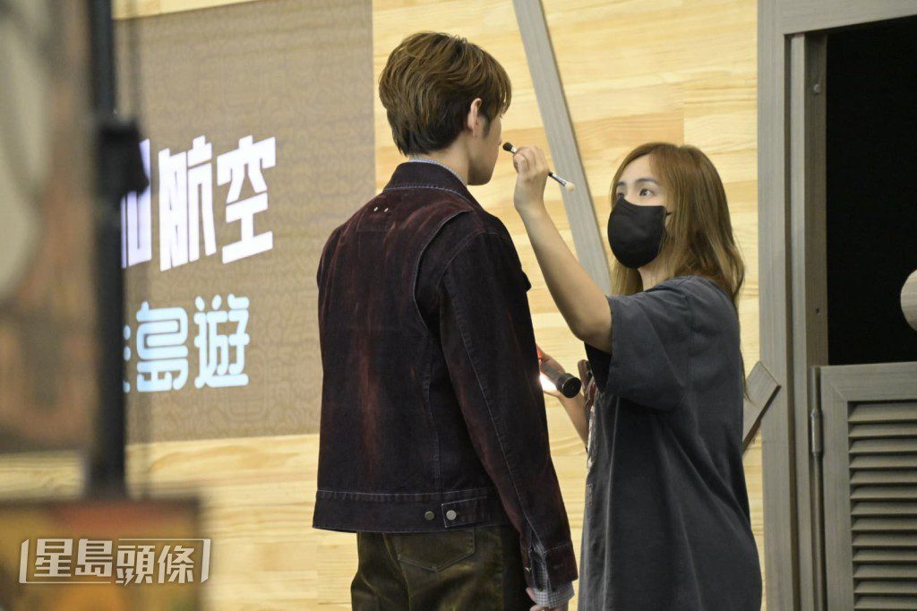 魏浚笙在活動中獲女友貼心為他補妝。
