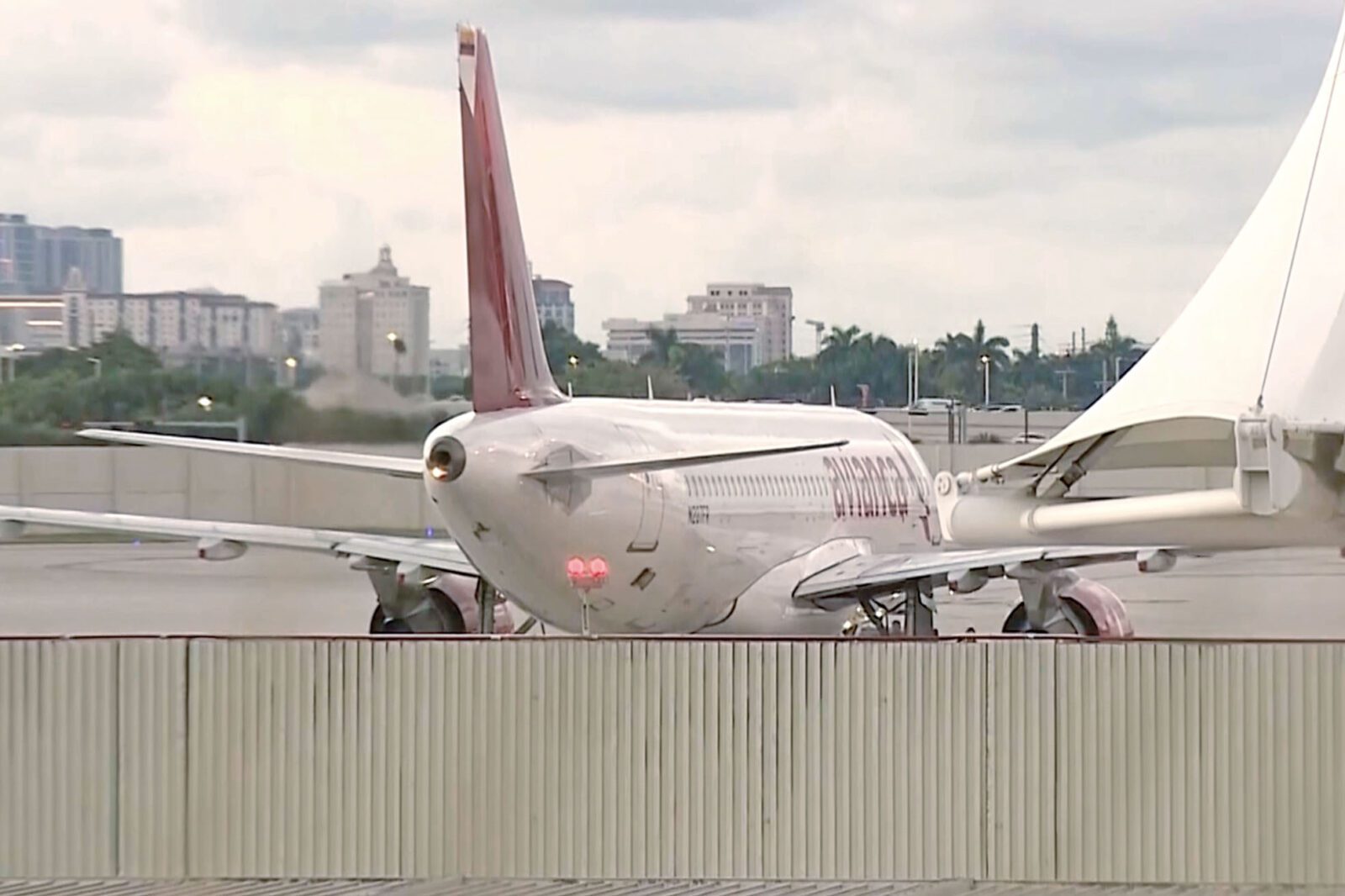 一架遭遇嚴重亂流而迫降的哥倫比亞航空客機，停在邁阿密國際機場。 美聯社