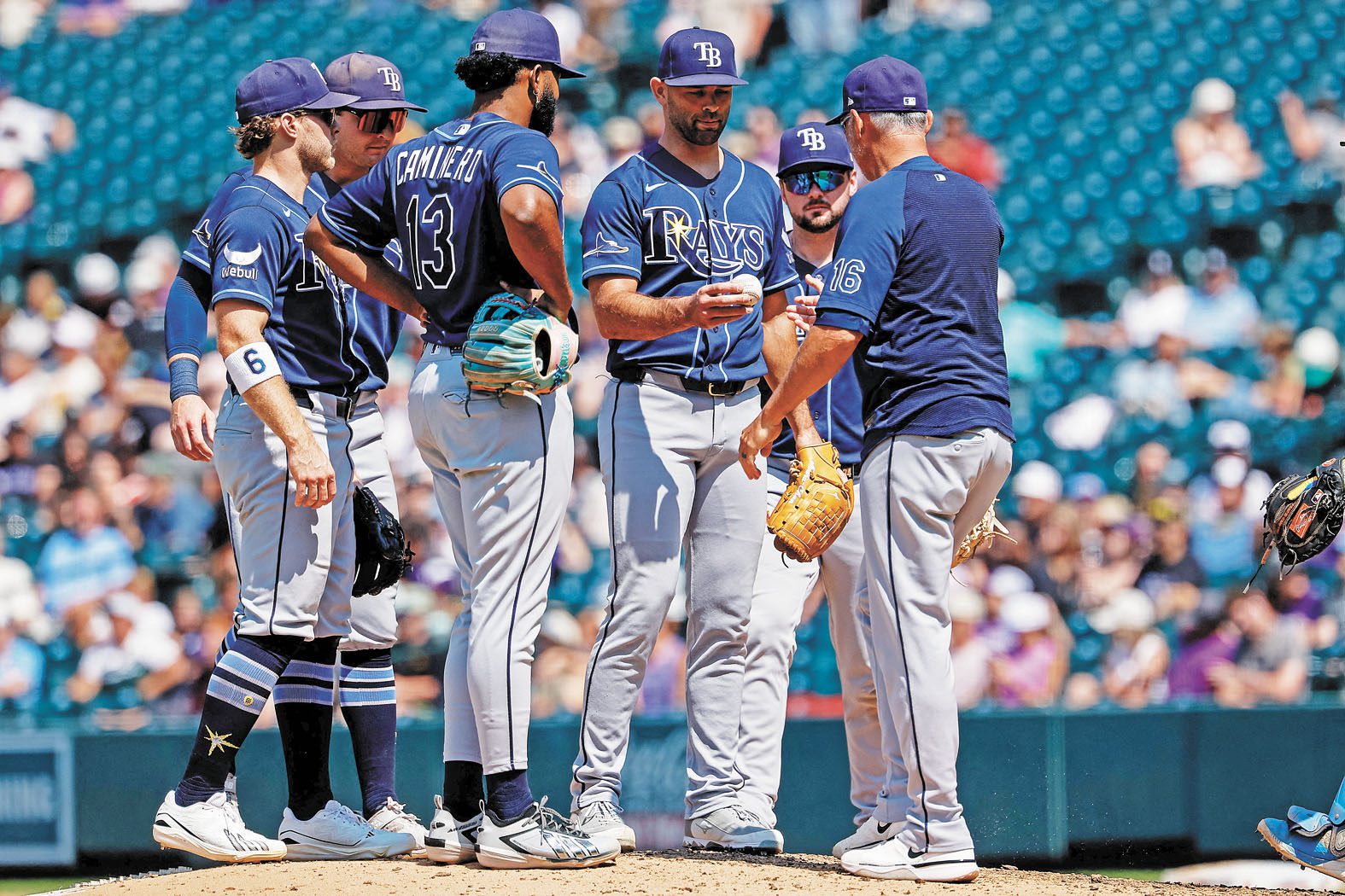 光芒總教練卡許（右）治軍有方、指揮有術，帶領球隊挺進冠軍賽。路透社