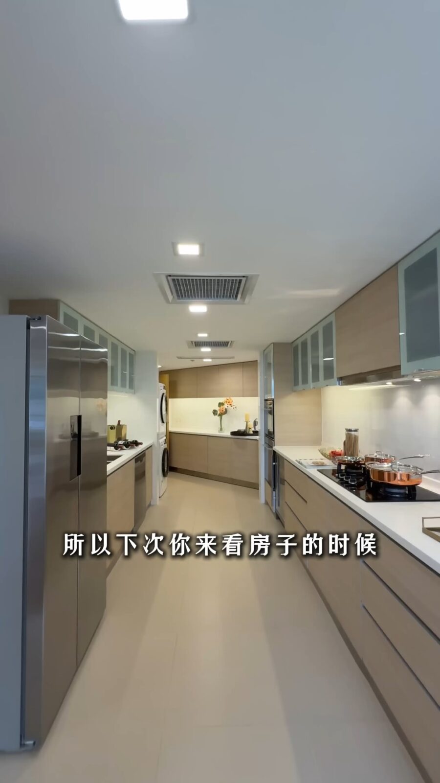 廚房呈長形設計。
