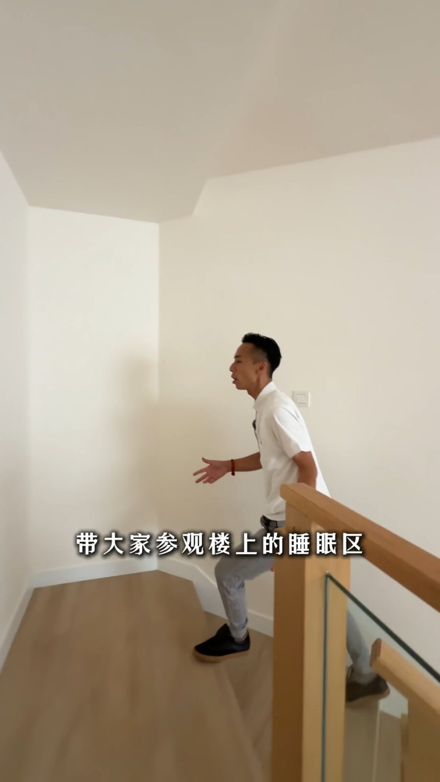 有樓梯通往二樓。