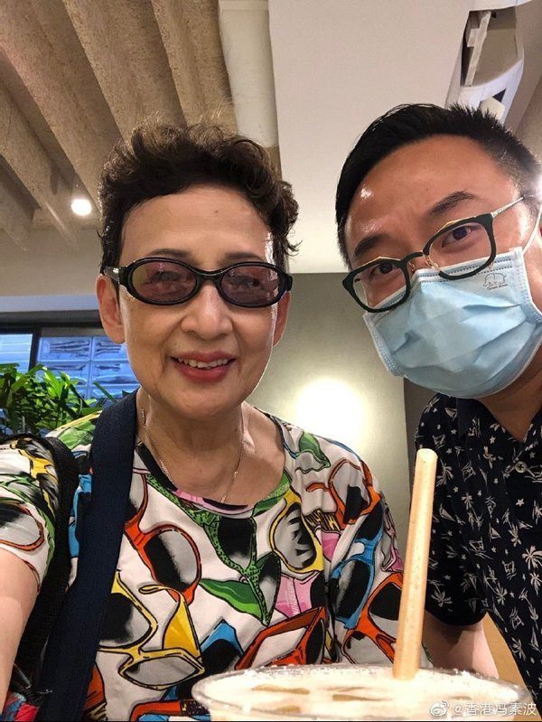 馮素波離婚後獨力照顧兒子成長,母子關係親密。