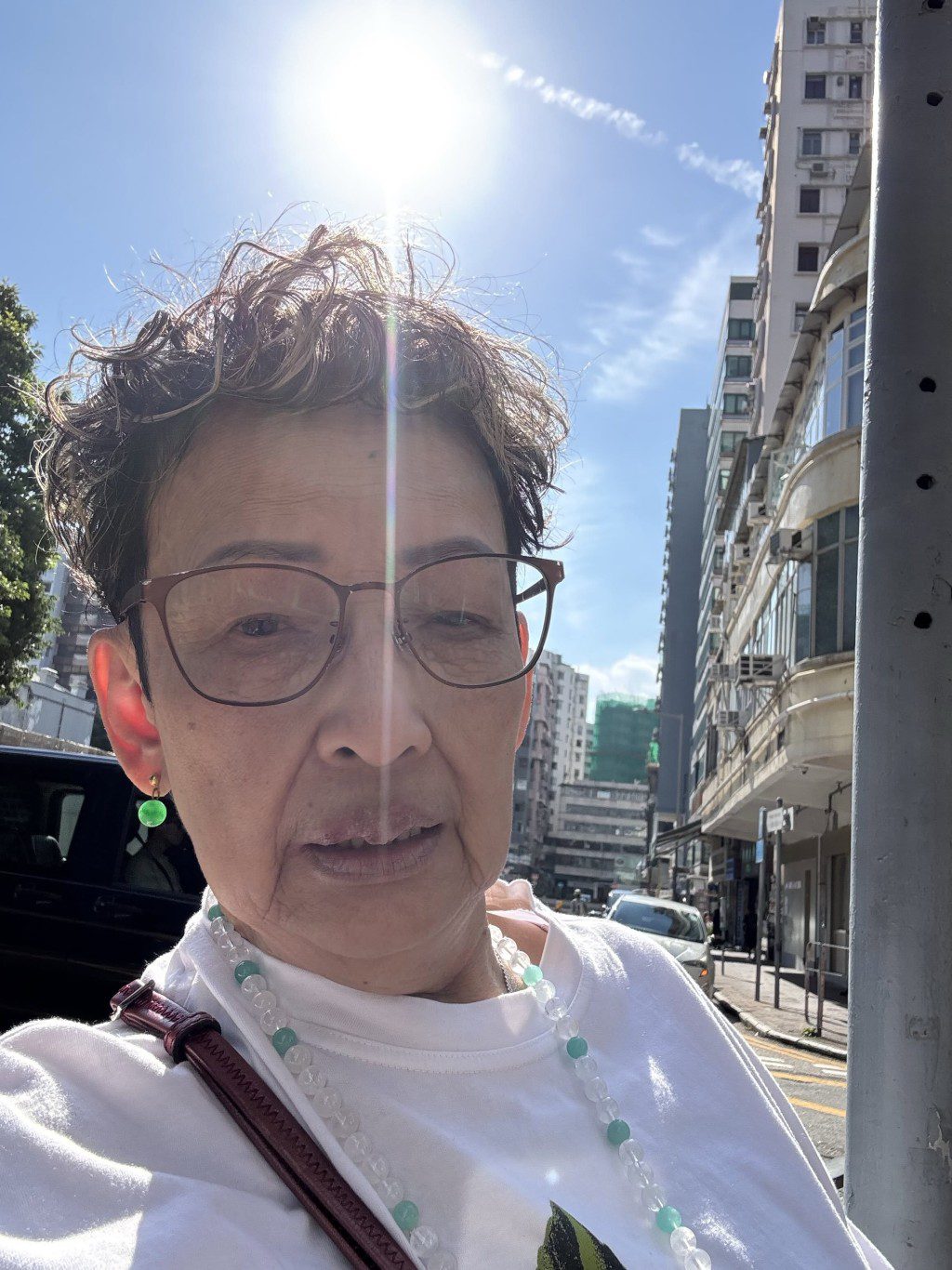 即使身處戶外,馮素波仍難掩疲態,面容略顯憔悴。