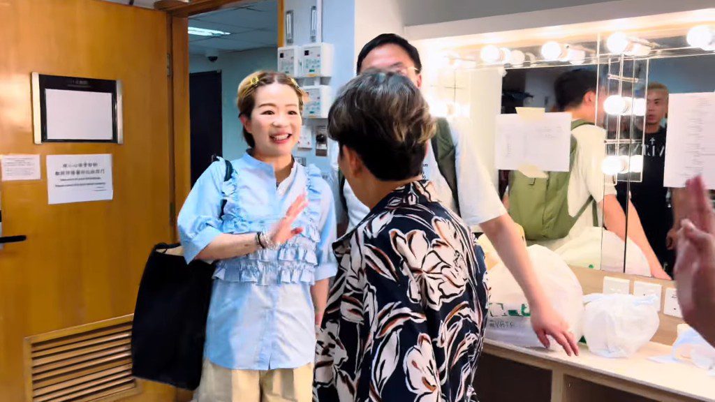 馮素波的兒子帶同太太到演唱會後台見媽媽。