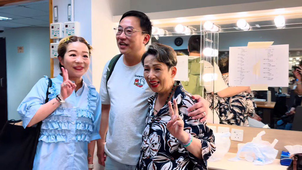 馮素波見到兒子和新抱(媳婦)非常開心。