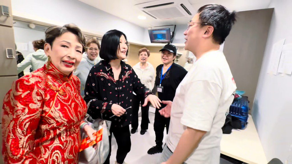 馮素波向陳慧珊介紹自己的兒子David。