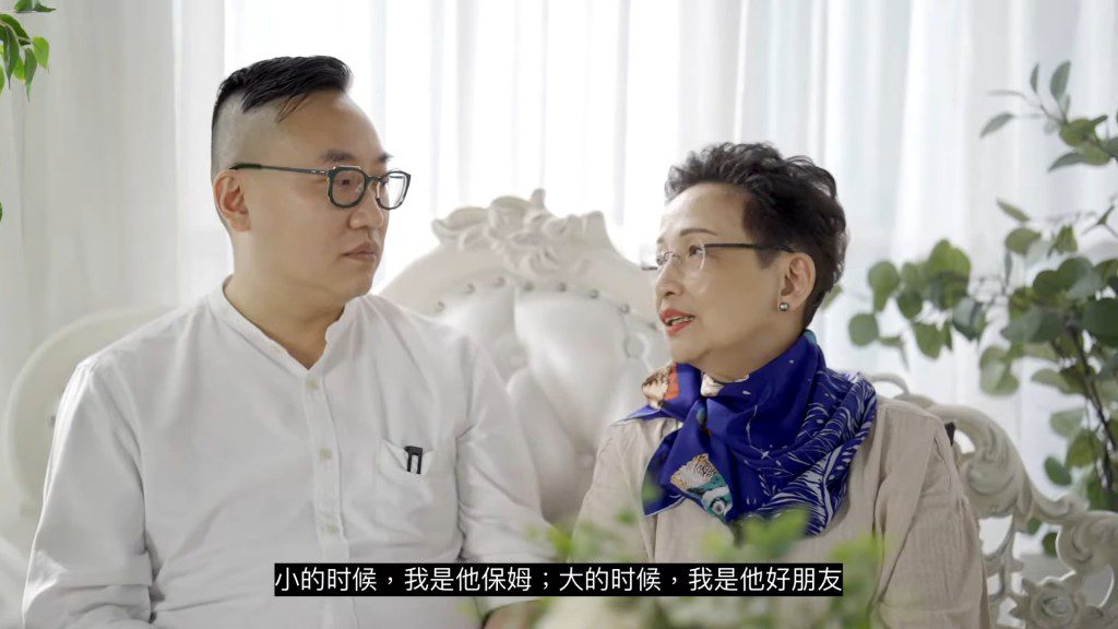 馮素波曾經與兒子David一同接受訪問。