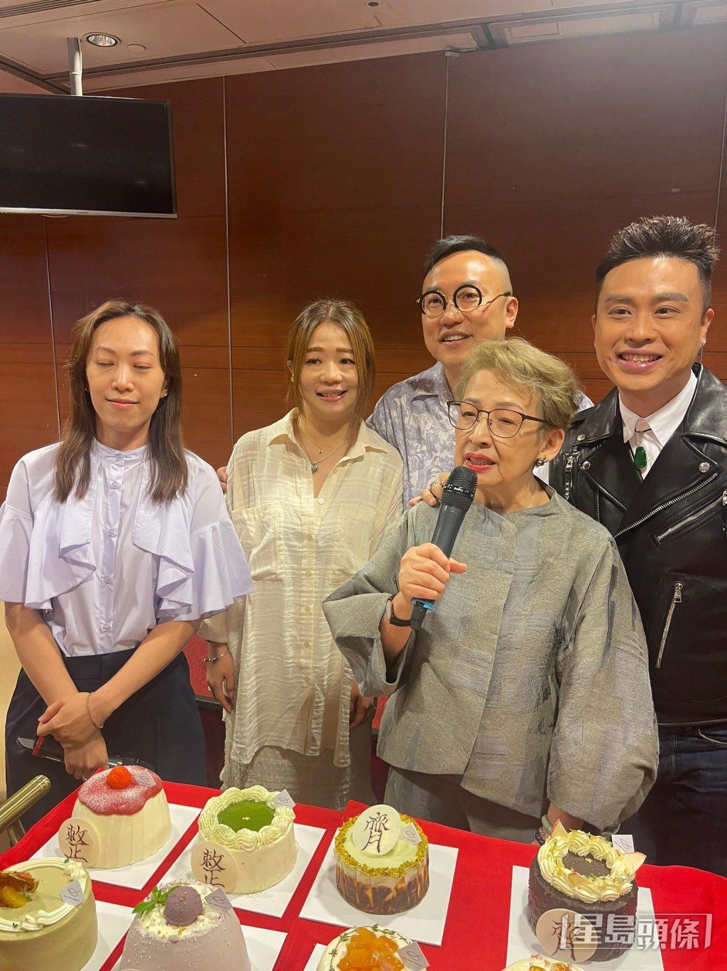 馮素波指大仔在英國買了她最鍾意的香水作禮物,因為怕打爛,所以親手提回來,十分慎重。