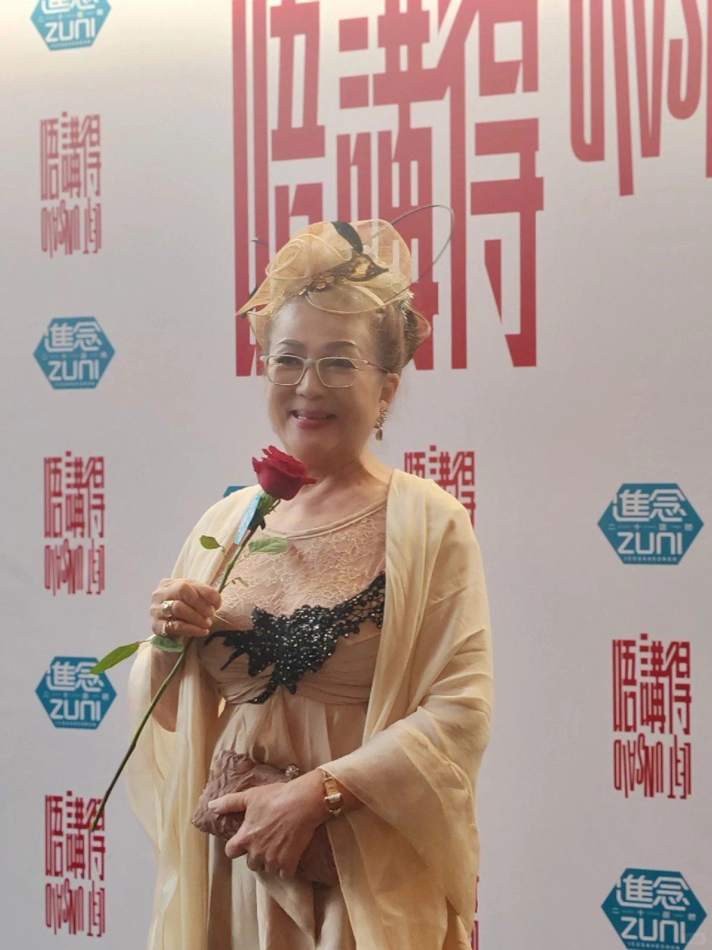 馮寶寶入場觀賞舞台劇《唔講得》。