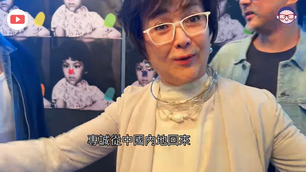 馮寶寶指著合照興奮地說該照片價值千金,因對方專程由內地飛來支持。
