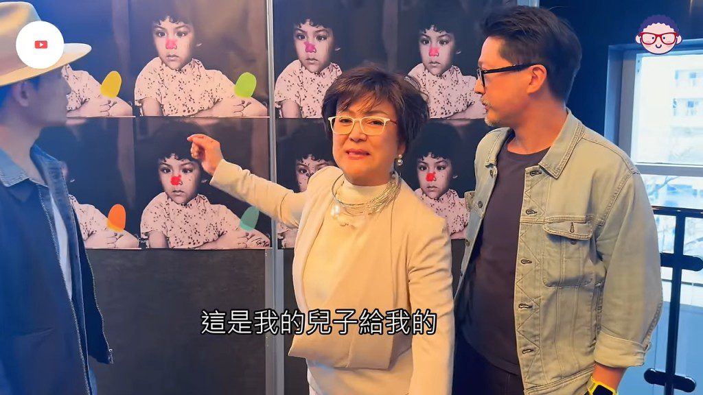 馮寶寶介紹由兒子設計的作品,並指向身為設計師的幼子招啟正。