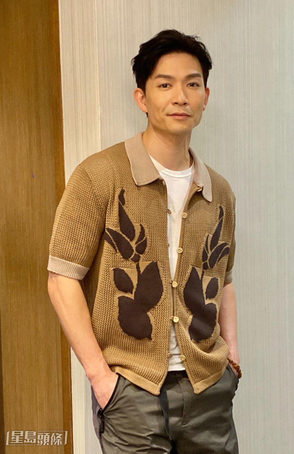 周志文與周志康正與製作團隊緊密開會,積極籌備演唱會。