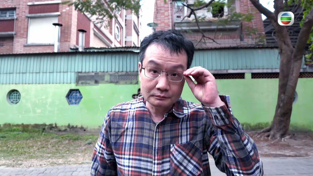蔡伯羌的眼神,流露著與周遭世界的隔閡。