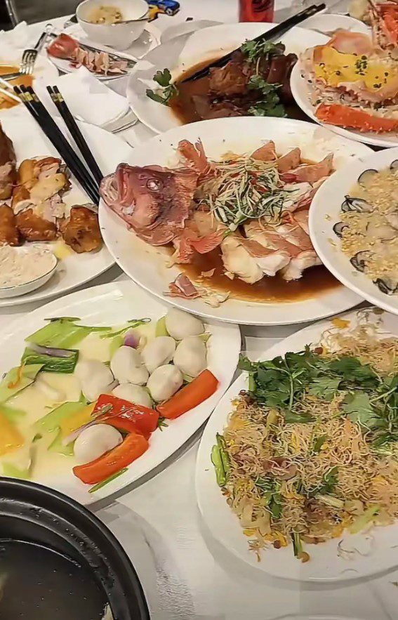 陳百祥宴客的菜式名貴而豐富。