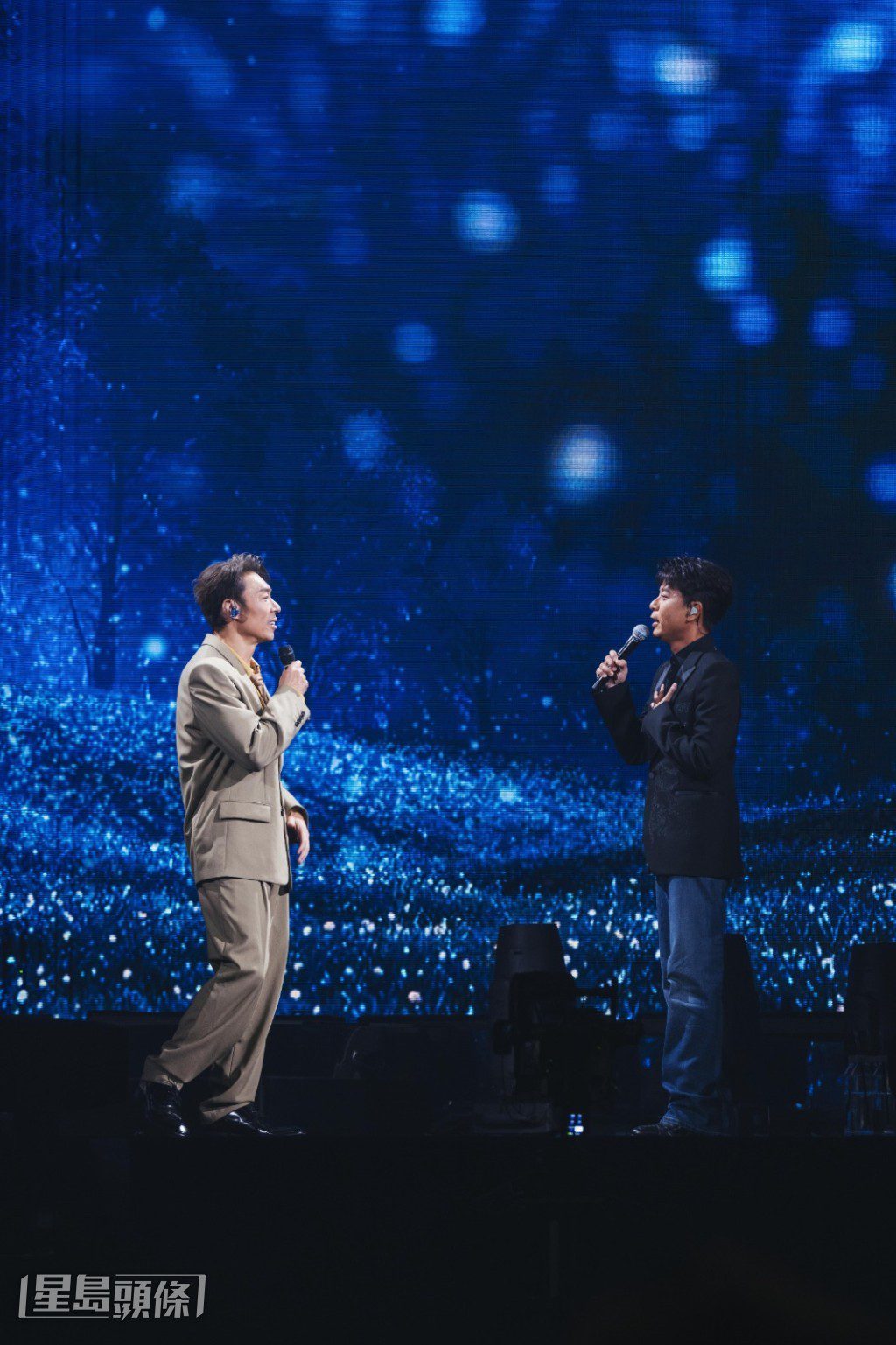 在重新編曲下,二人先合唱許志安的《從你祝福中離開》,再接上李克勤的《深深深》。