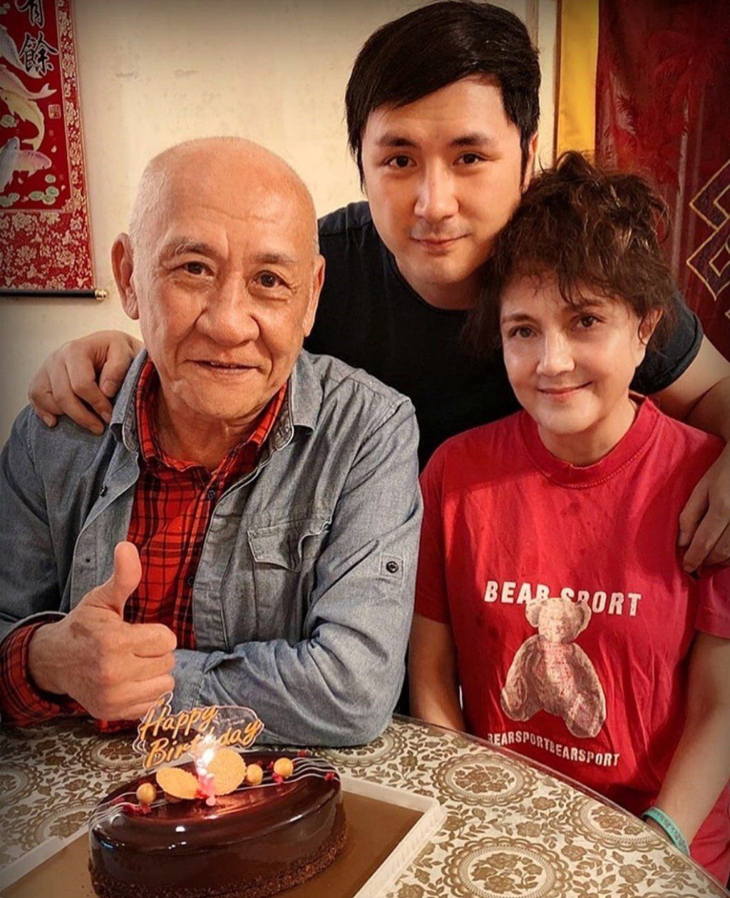 母親施明離世後,李泳豪與父親李家鼎關係更為密切。