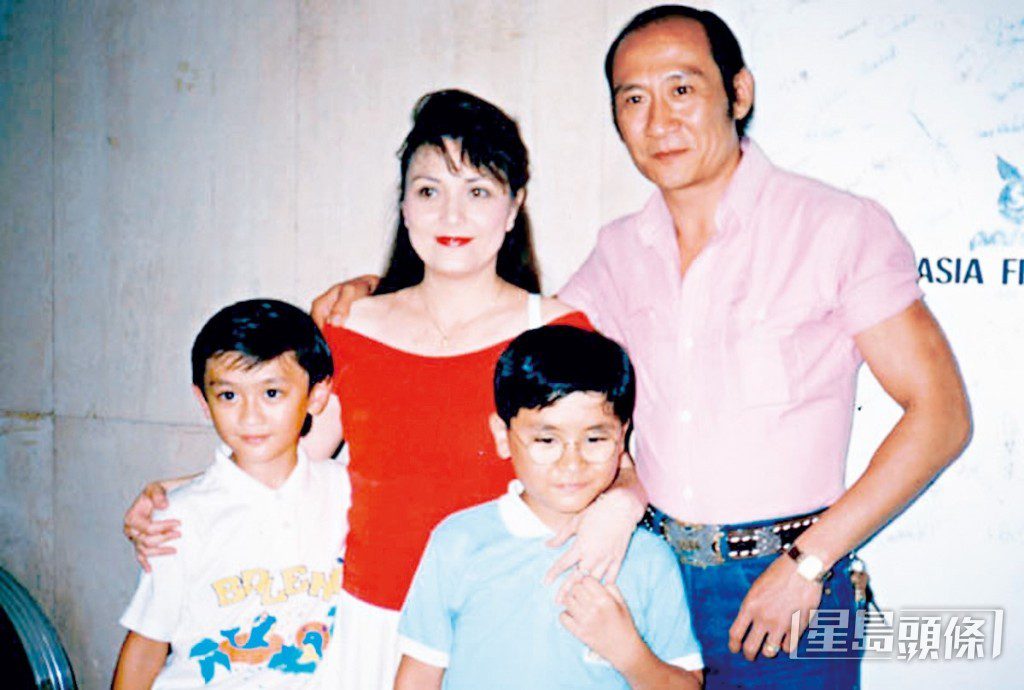 李家鼎與施明育有一對雙胞胎兒子。