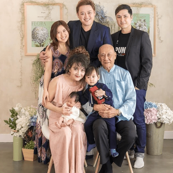 即使離婚後,一家人仍有見面。