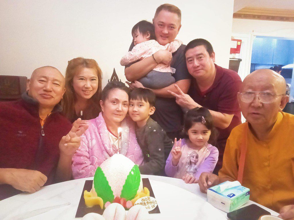 照片中獨缺小兒子李泳豪與媳婦,連前夫李家鼎也不見蹤影,可見關係仍未修好。
