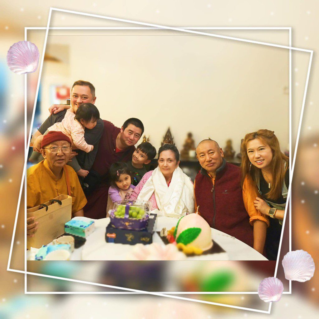 雖然家庭照人不齊全,但從施明分享的照片可見,慶祝72歲生日的她依然非常愉快。