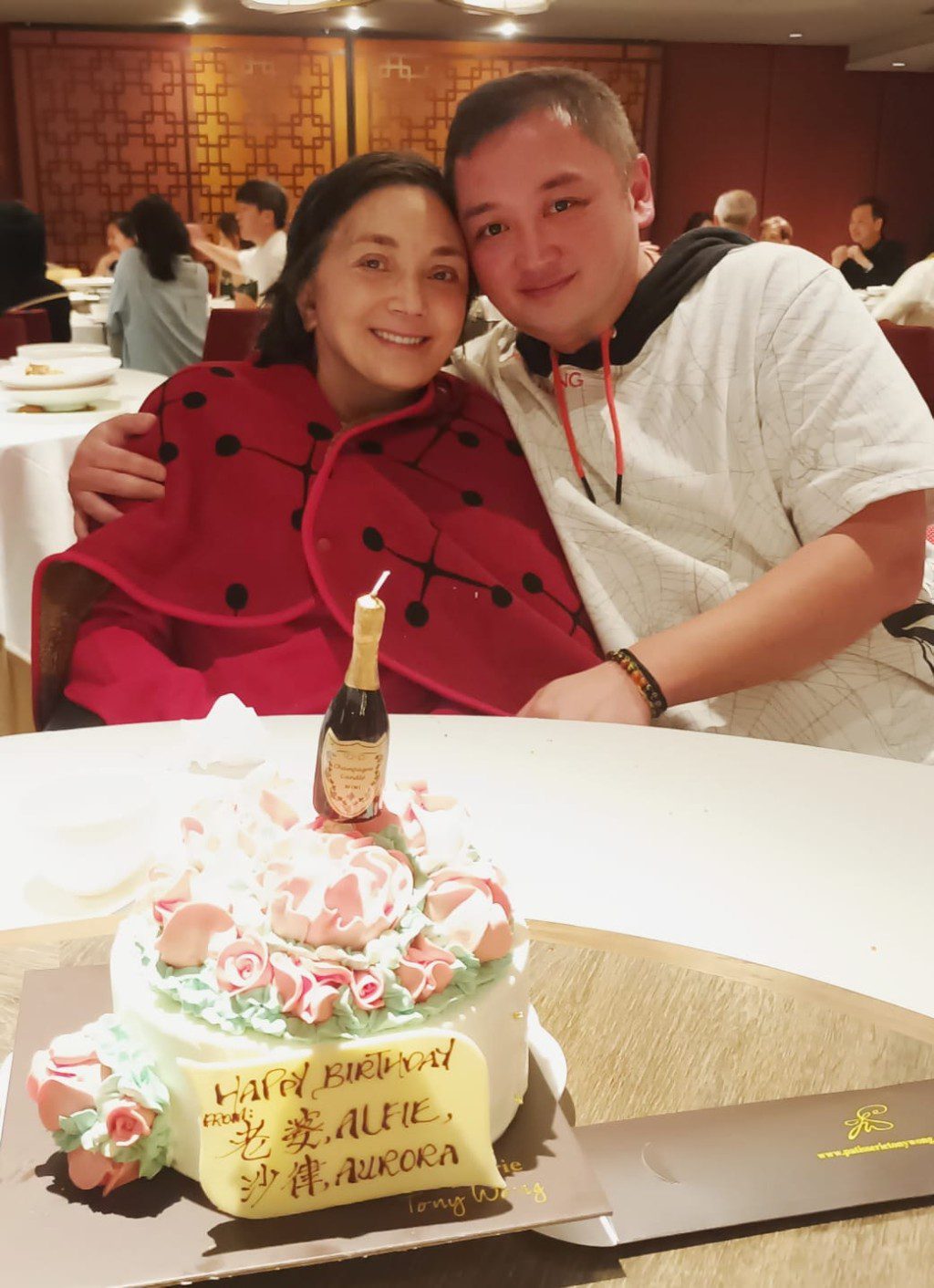 施明與大兒子李泳漢關係親密。