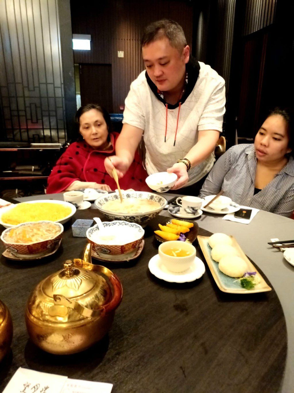 大兒子李泳漢對母親孝順有加。