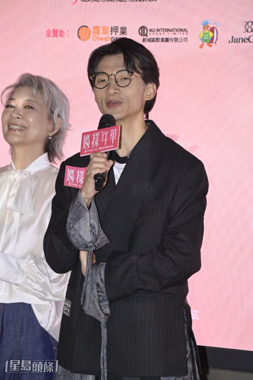 陳湛文提到一場即興喜劇戲份,金燕玲突然配合地張開腿讓他尋找地上物件。