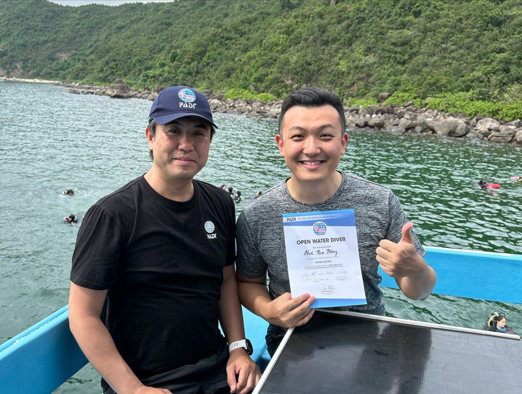 蔡梓銘(右)已考獲潛水證書。