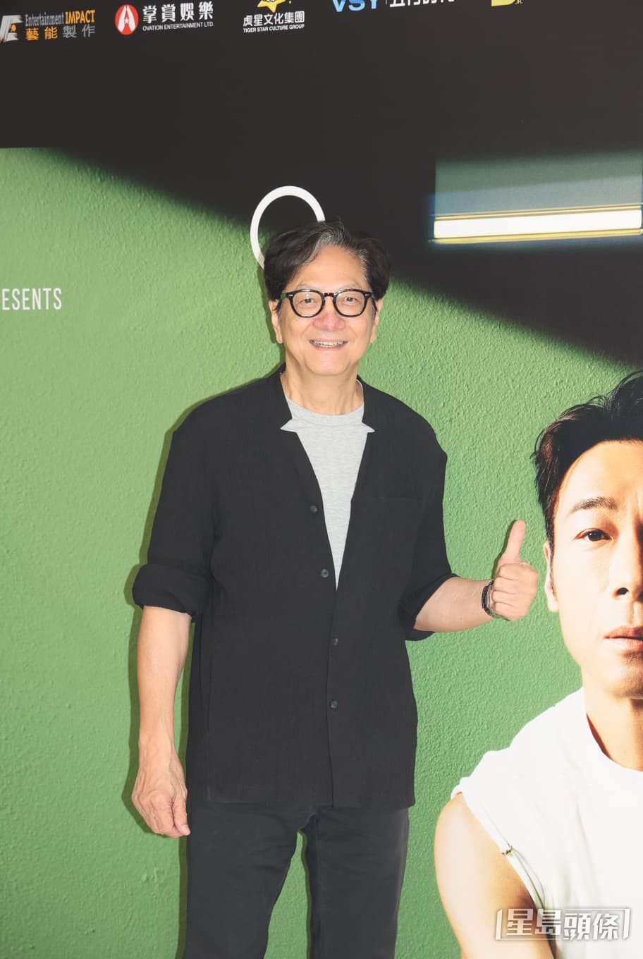 前輩陳友豎起拇指，大讚安仔演出成功。