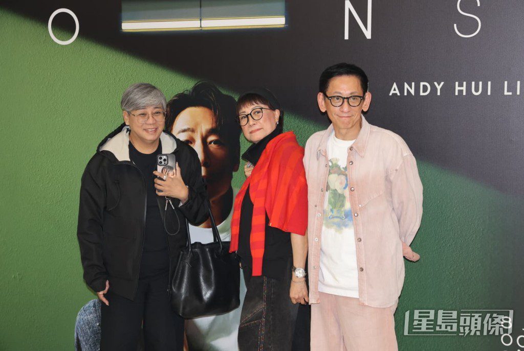 已故影星鄧光榮的太太嚴納珍（中）現身許志安演唱會。