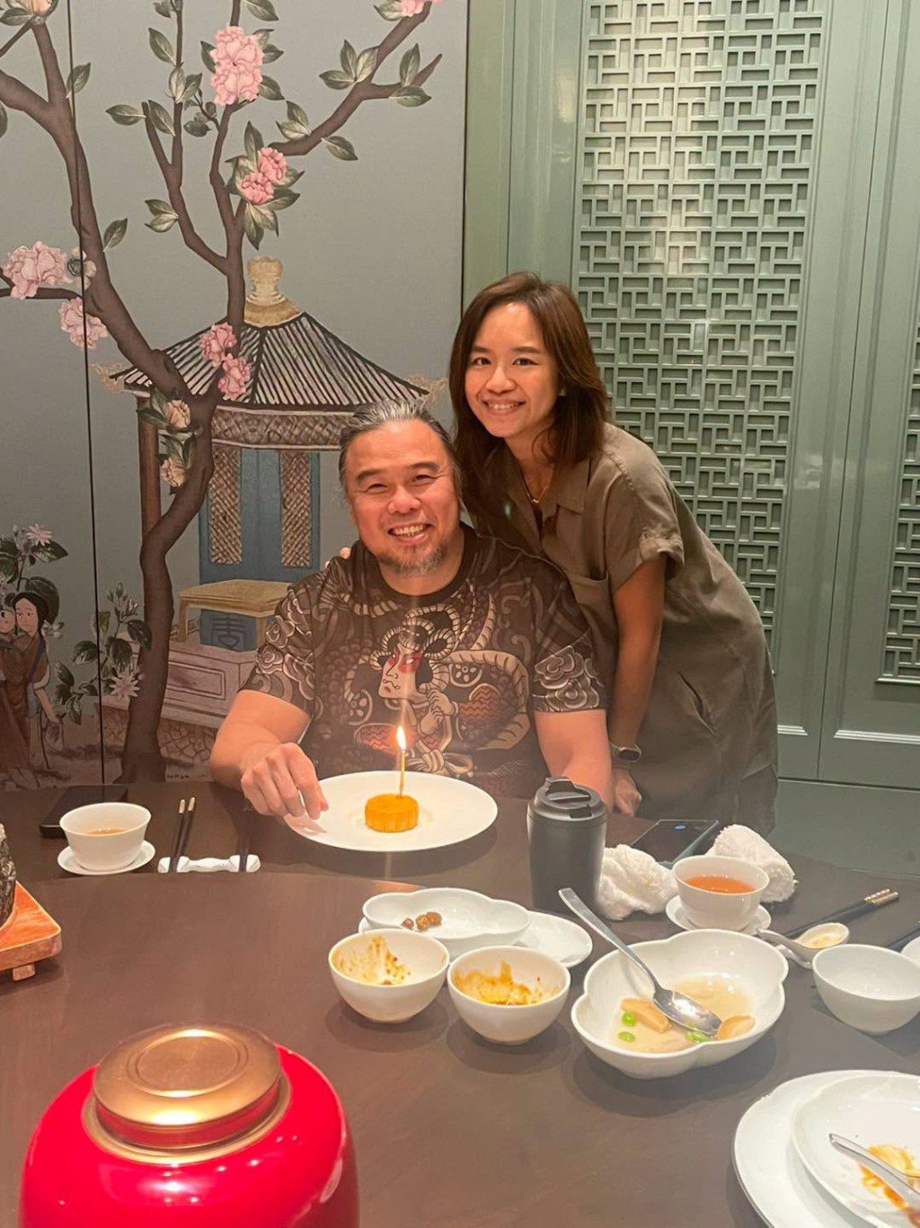 陳秋霞分享女兒與女婿的慶祝合照,大女兒樣貌酷似母親。