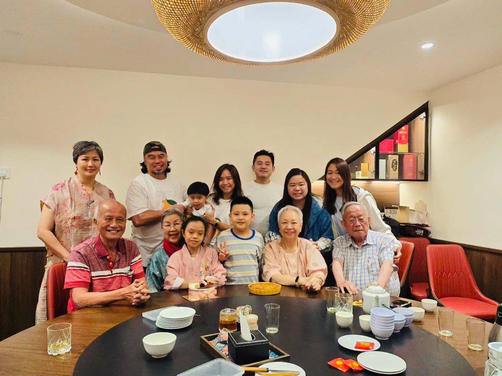 陳秋霞與鍾廷森和家人慶祝藍寶石婚。