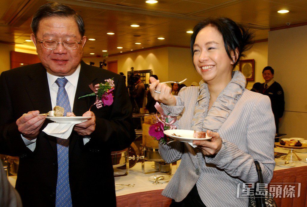 婚後陳秋霞退出娛樂圈,專心照顧家庭與女兒。