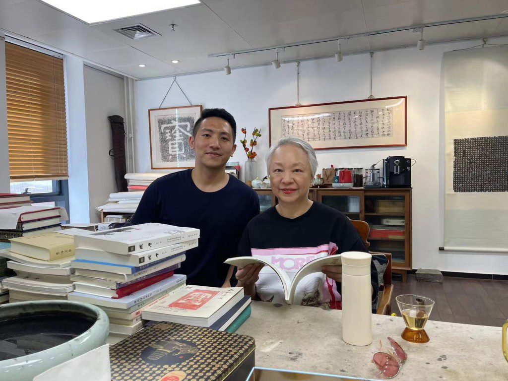 提到脫髮情況,陳秋霞有些感觸:「一直打咗8次就做手術喇,講起(脫髮)都驚驚哋,一團一團咁樣甩囉!有少少似做戲,都係幾嚇人嘅。」