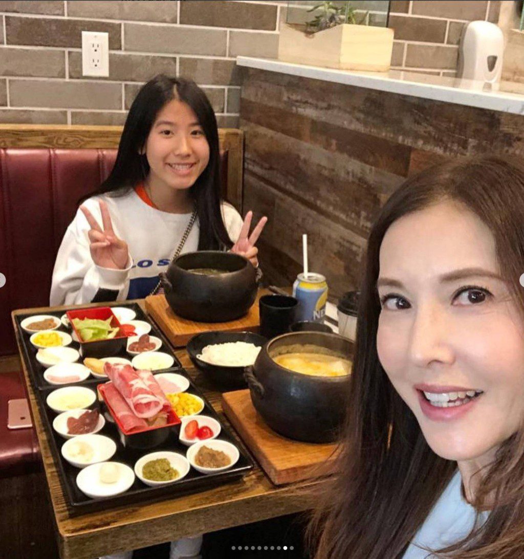 李婉華的大女Natalie外形清秀。