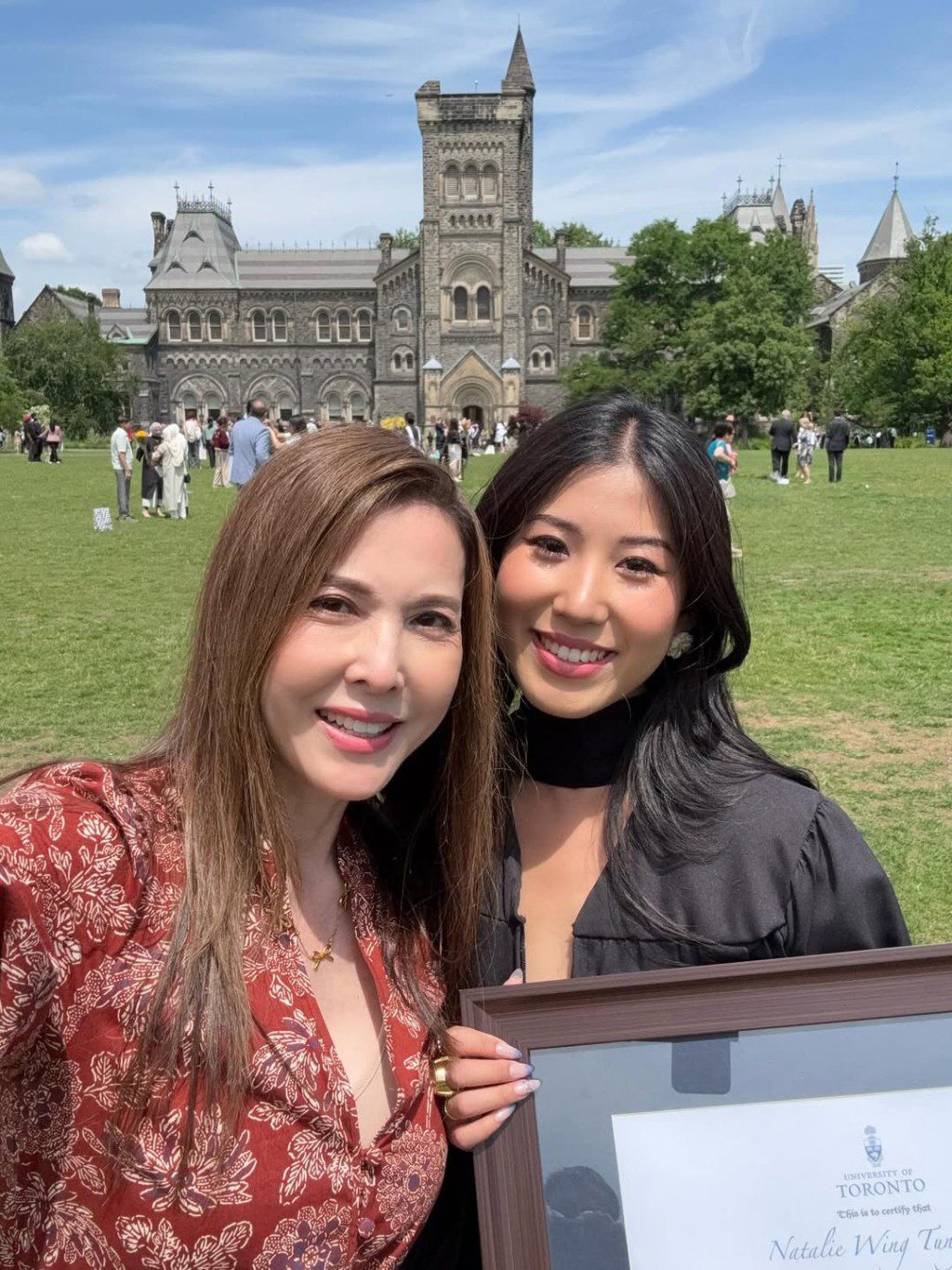 李婉華早前親赴女兒的畢業典禮。