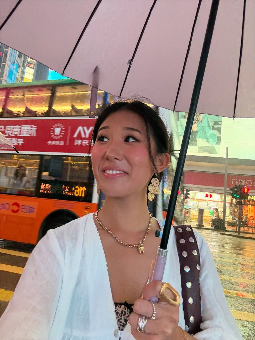 Natalie在大學主修國際關係。
