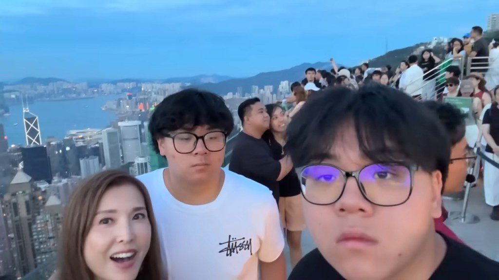 李婉華叫兒子們向網民打招呼,他們都大方微笑揮手。