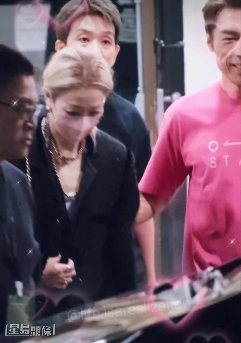 送完太太後，他才返回後台接受訪問，體貼舉動盡顯愛妻一面。