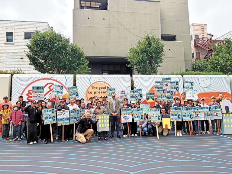 三藩市華埠居民、社區組織及民選官員在平園集會，支持C提案及加州1號提案。記者蘇婕雅攝