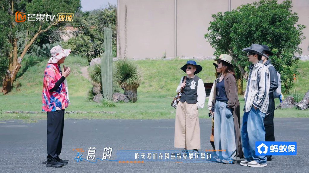吳君如與殷桃、王星越等人在墨西哥景區,聆聽導賞員講解歷史。