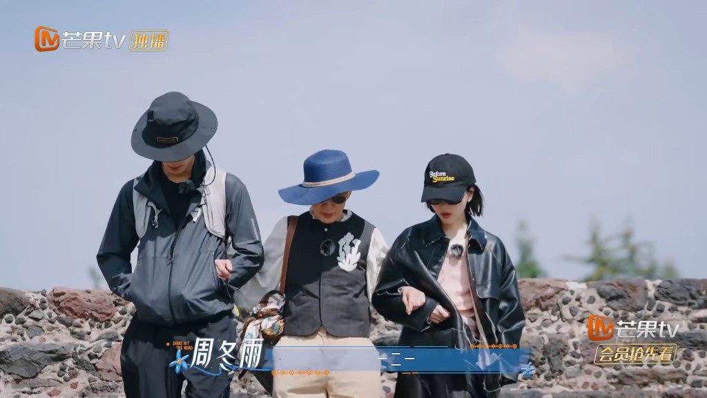 吳君如在周冬雨與鄧為陪同下,一同走向金字塔景區準備登頂。