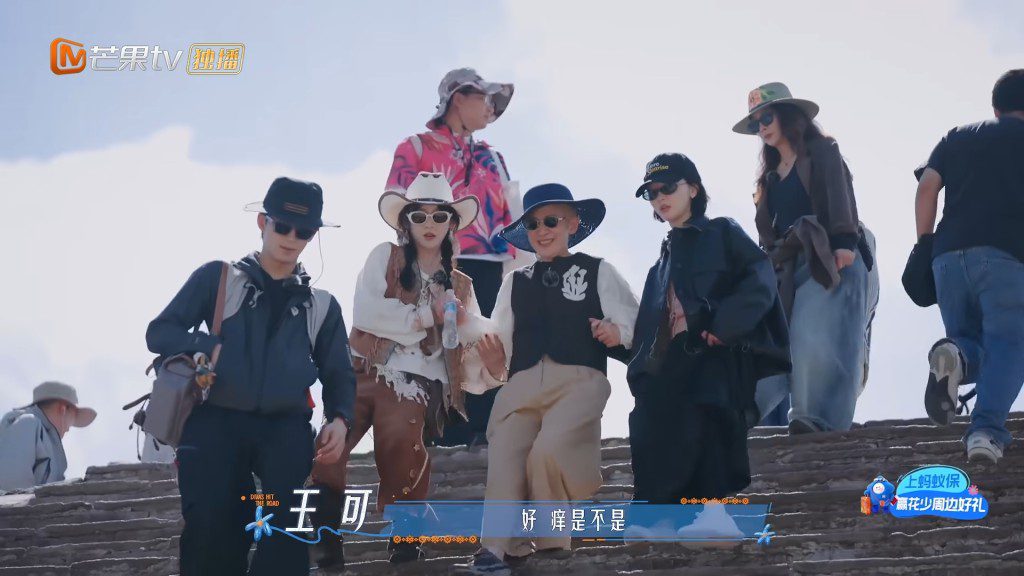 一行人成功挑戰金字塔後,互相扶持著步下石階,氣氛融洽。