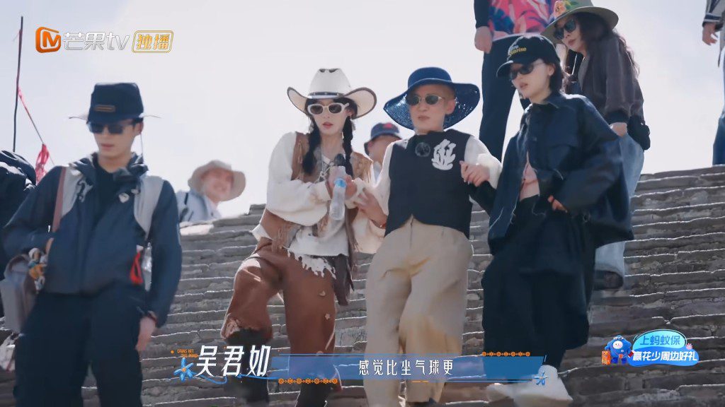 吳君如由周冬雨與隊友左右挽扶前行,覺得攀爬石階比坐熱氣球更驚險。