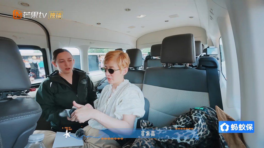 面對嚴重超標的血壓讀數,醫護人員神色凝重地向吳君如確認身體狀況。